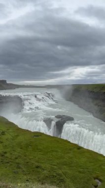 Gullfoss, aynı zamanda Altın Şelale olarak da bilinir, İzlanda 'nın en ikonik şelalelerinden biridir. Buzul sularının dramatik bir kanyona taşmasıyla, el değmemiş doğanın saf gücü ve zamansız güzelliğinin nefes kesici bir görüntüsünü sunar..