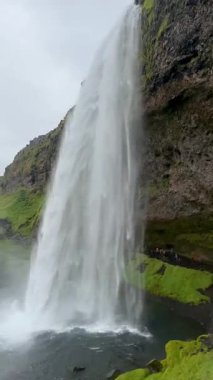 İzlanda 'daki Seljalandsfoss şelalesine su sıçratıyor.