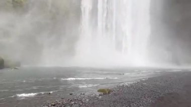 Skgafoss, İzlanda 'nın güneyindeki Skg Nehri üzerinde eski kıyı şeridini gösteren bir şelaledir.