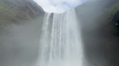 Skgafoss, İzlanda 'nın güneyindeki Skg Nehri üzerinde eski kıyı şeridini gösteren bir şelaledir.
