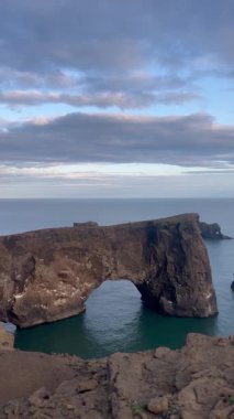 Güney İzlanda 'daki Reynisfjara kara plajındaki doğal kemerlere bakın.