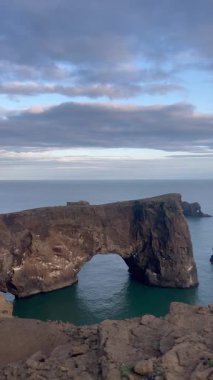 Güney İzlanda 'daki Reynisfjara kara plajındaki doğal kemerlere bakın.