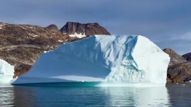 Grönland 'da Kuzey Buz Denizi' nde yüzen devasa buzullar