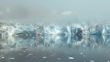 Grönland 'da karla kaplı tepeleri ve kutup manzarası olan Rasmussen Buzulu