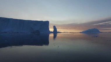 Ilulissat Icefjord, Grönland 'da Büyüleyici Gün Batımında Büyük Buzul