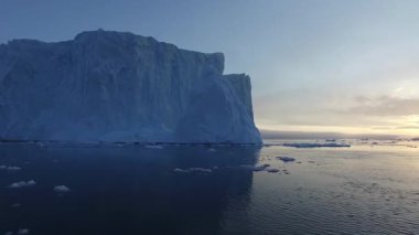 Ilulissat Icefjord, Grönland 'da Büyüleyici Gün Batımında Büyük Buzul