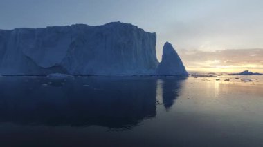 Ilulissat Icefjord, Grönland 'da Büyüleyici Gün Batımında Büyük Buzul