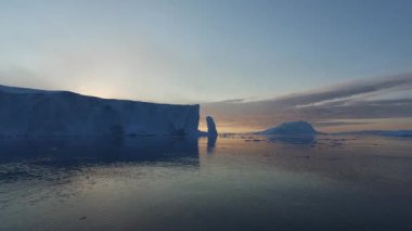 Ilulissat Icefjord, Grönland 'da Büyüleyici Gün Batımında Büyük Buzul