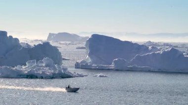 Ilulissat Icefjord, Grönland 'da Büyüleyici Gün Batımında Büyük Buzul
