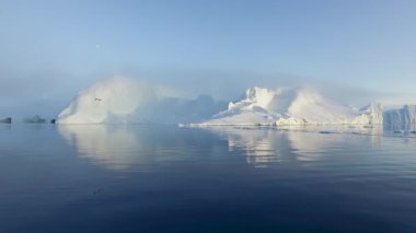 Ilulissat Icefjord, Grönland 'da Büyüleyici Gün Batımında Büyük Buzul