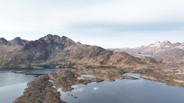 Tasiilaq Kasabası, Doğu Grönland Eskimo Yerleşimi Ammassalik Adası Arktik fiyortlar ve Dağlarla çevrili