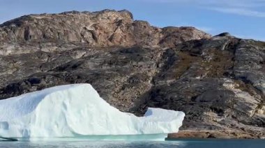 Grönland 'da Kuzey Buz Denizi' nde yüzen devasa buzullar