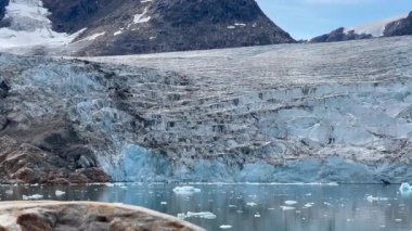 Grönland 'da denizde yüzen kutup buzulları