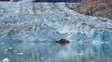 Grönland 'da denizde yüzen kutup buzulları