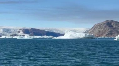 Kuzey Buz Denizi 'nde yüzen devasa buzullar ve yüksek buz dağları kambur balinalar buzlu sularda zarifçe yüzerek kutup yaban hayatının ve kırılgan kuzey ekosisteminin saf güzelliğini gözler önüne seriyor..