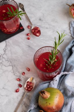 Ev yapımı nar suyu, sağlıklı ferahlatıcı içecek.