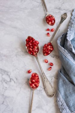 Mermer zemin üzerinde olgun nar tohumları