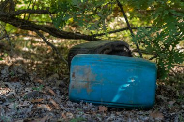 Çevresel problemlerde yeşil çimlerin üzerine çöp yığını. Doğa felaketi kavramı