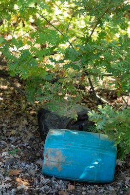 Çevresel problemlerde yeşil çimlerin üzerine çöp yığını. Doğa felaketi kavramı