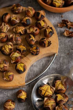 Kızarmış kestane yemeye hazır.