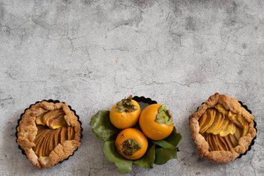 Gri çimento arka planında hurma olan tatlı turtayı yemeye hazırım.