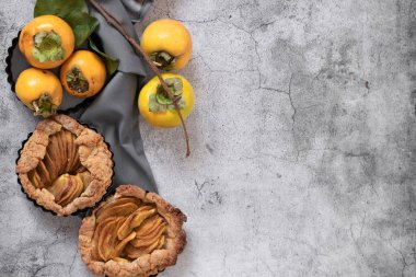 Gri çimento arka planında hurma olan tatlı turtayı yemeye hazırım.