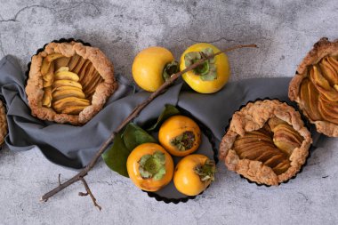 Gri çimento arka planında hurma olan tatlı turtayı yemeye hazırım.