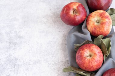 Gri arkaplanda olgun kırmızı elmalar, metin için boşluk