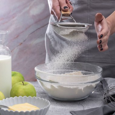 Un karıştıran kadın, taze elmalı ev yapımı tatlı turta hazırlıyor.