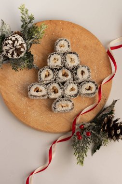 Beyaz arka planda mevsimlik süslemeleri olan Noel şenlikli tatlılar