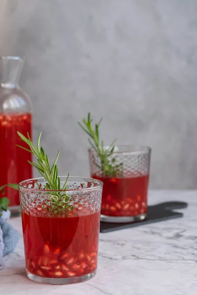 Ev yapımı nar suyu, sağlıklı ferahlatıcı içecek.