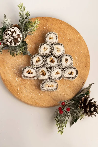 Beyaz arka planda mevsimlik süslemeleri olan Noel şenlikli tatlılar