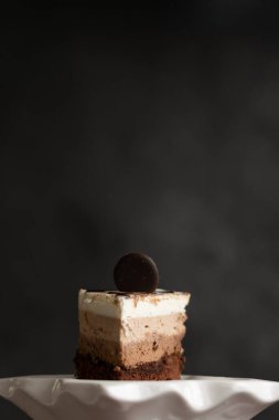 Geleneksel ev yapımı kahveli kek dilimleri, pişirme timleri.