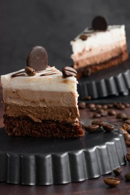 Bir dilim kahveli kek, geleneksel ev yapımı pişirme timleri.