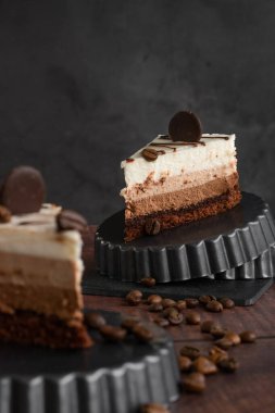 Bir dilim kahveli kek, geleneksel ev yapımı pişirme timleri.