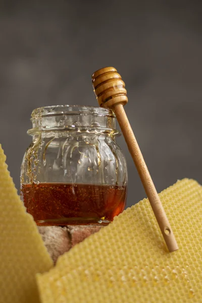 Tarro Con Miel Cruda Peine Abeja Sobre Fondo Oscuro Concepto — Foto de Stock