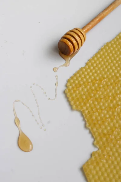 Ложка Сирим Медом Гребінцем Бджіл Білому Тлі Концепція Здорового Харчування — стокове фото