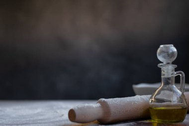 Fırın malzemeleri arka planda - koyu arka planda un ve merdane, sağlıklı temel pişirme malzemeleri. Metin için boşluk