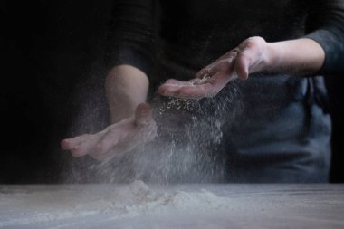 Elinde unla fırıncı bir kadın.