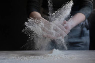 Elinde unla fırıncı bir kadın.