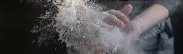 Elinde unla fırıncı bir kadın.