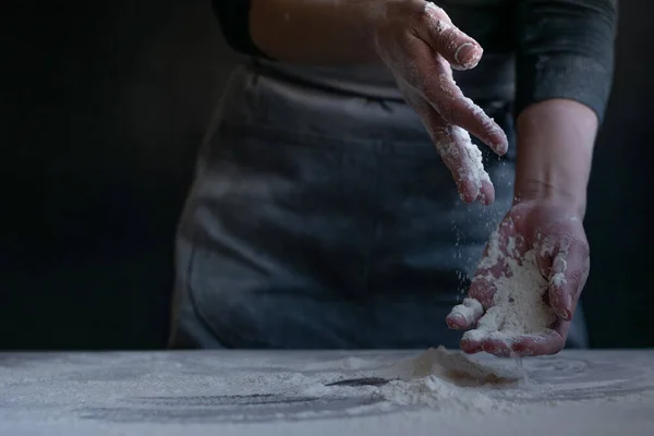 Elinde unla fırıncı bir kadın.