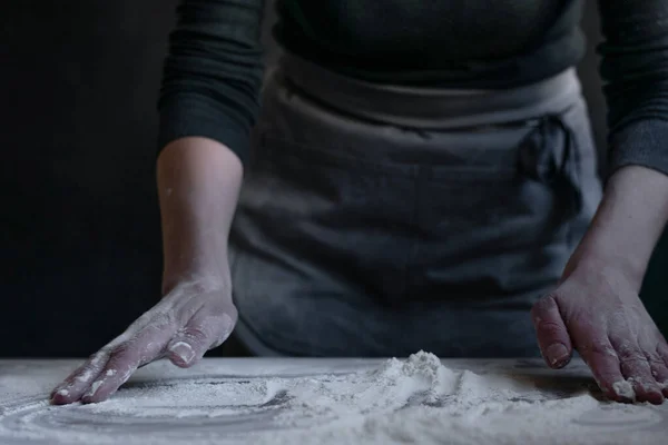 Жінка Пекар Борошном Руках — стокове фото