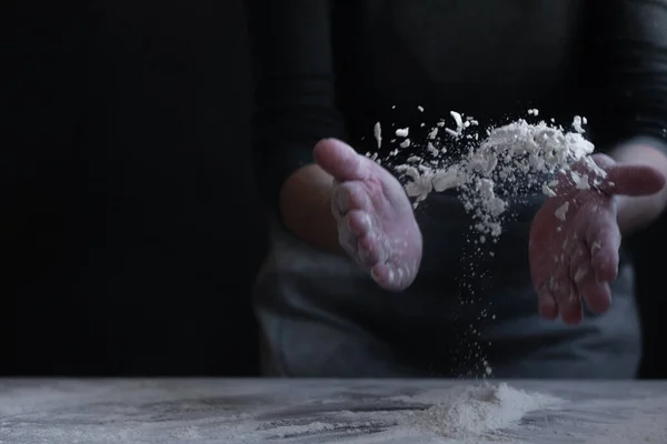 Bäckerin Mit Mehl Der Hand — Stockfoto