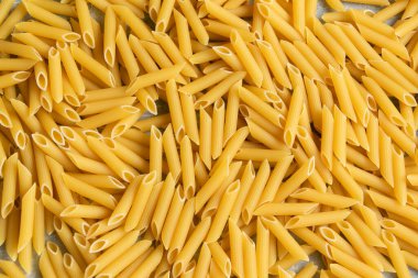 Yemek arkaplanı: Kuru makarna, tam pişmemiş buğday malzemesi.