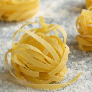 El yapımı İtalyan makarnası - gri florlu arka planda tagliatelle