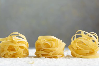 El yapımı İtalyan makarnası - gri florlu arka planda tagliatelle