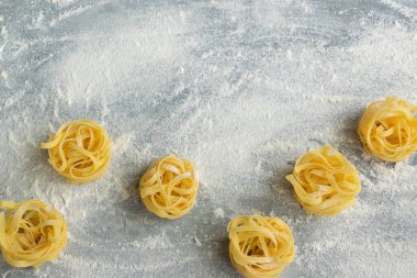El yapımı İtalyan makarnası - gri florlu arka planda tagliatelle