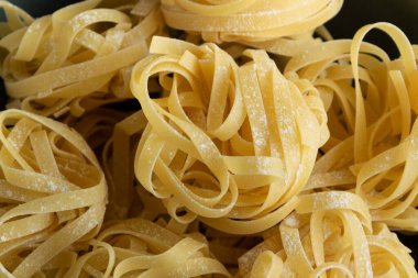 El yapımı İtalyan makarnası - tagliatelle