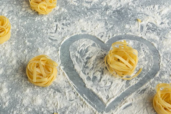 El yapımı İtalyan makarnası - gri florlu arka planda tagliatelle